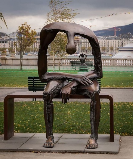 Escultura llamada melancolía, con una persona sentada con un hoyo en el pecho y su cabeza gacha mirandose ese hueco
