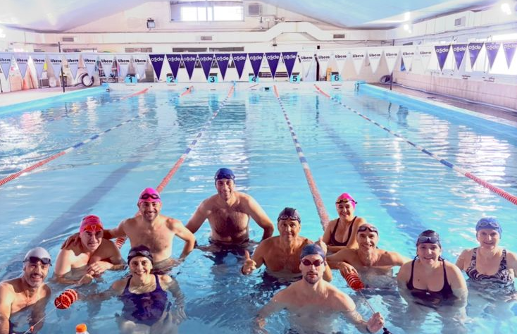 11 people on the swimming pool ready to start their rutine. Yani and her mom are at the right side of the picture smiling
