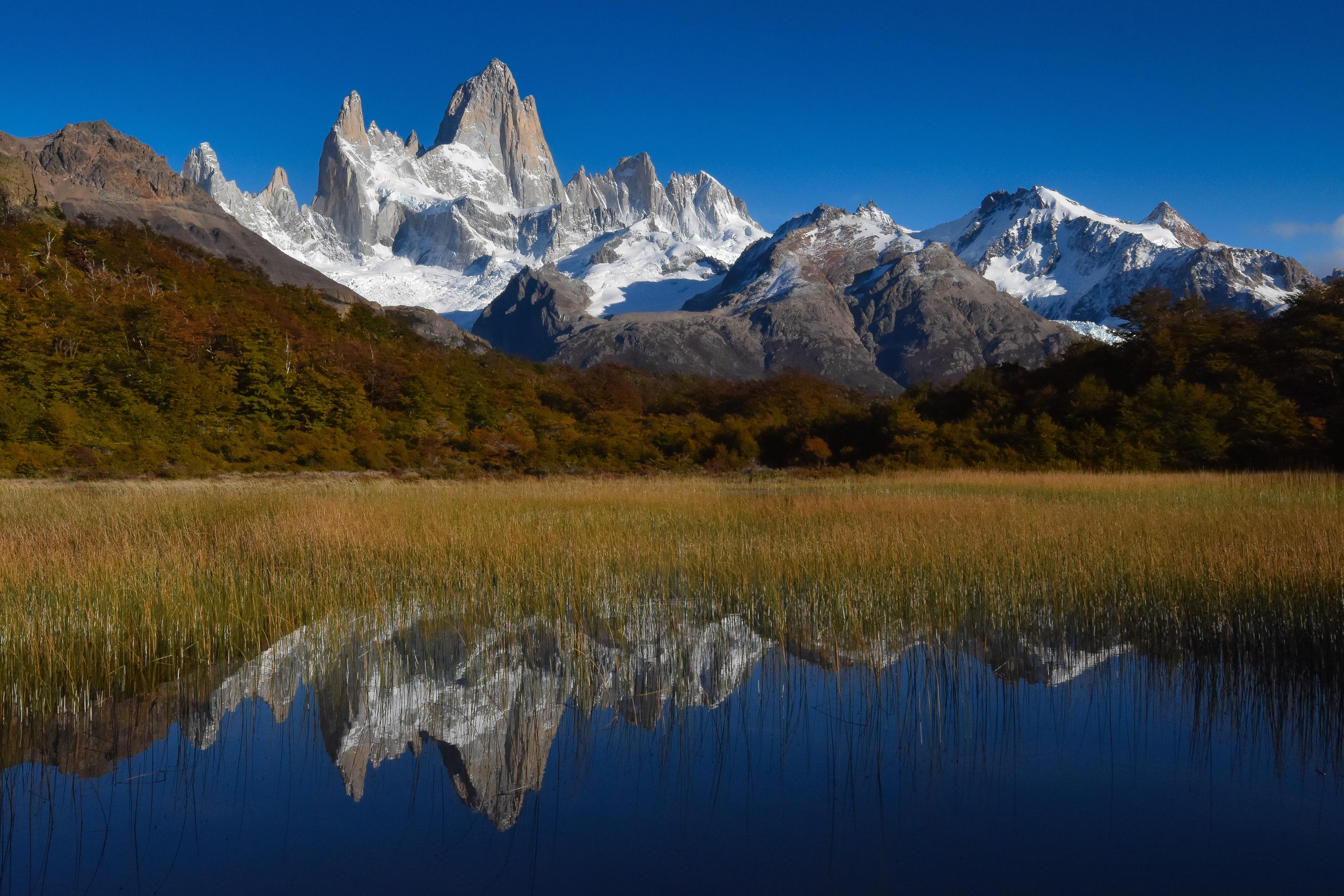 Foto de una montaña  y un lago de la Patagonia Argentina. Foto por Marc Thunis en Unsplash