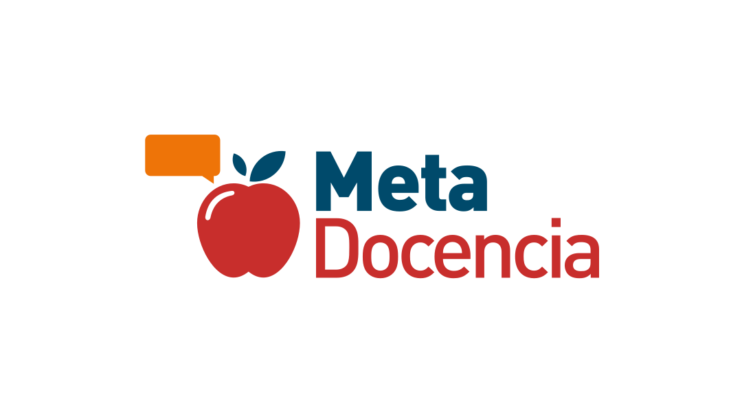Version vertical del nuevo logo. Manzana roja con dos hojas azules y un globo de dialogo de chat color naranja.  Del lado derecho se lee Meta en el primer renglón con color azul y Docencia en el segundo renglón en color rojo